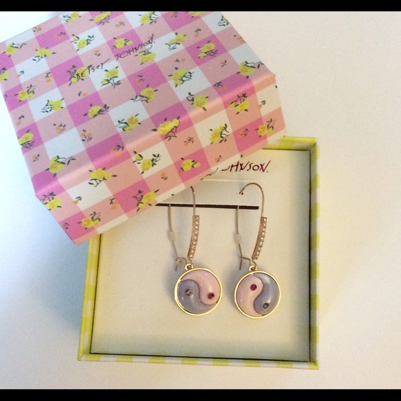 Betsey Johnson Yin Yang Earrings NEW - Picture 2 of 4